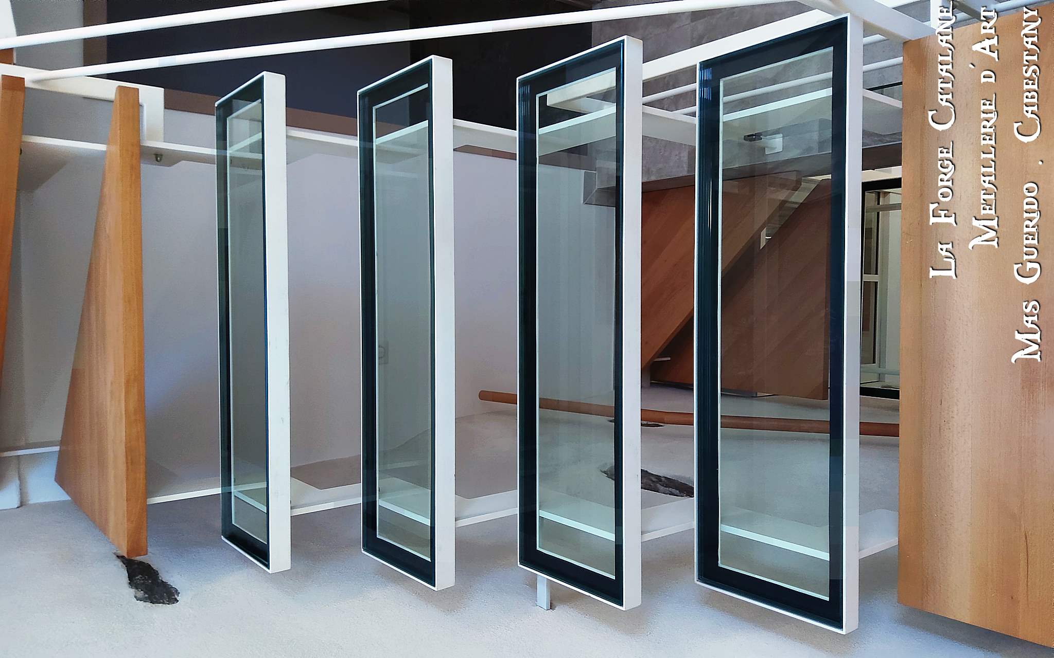 escalier double limon cremaillere marches bois et verres main courante bois forge  catalane.jpg